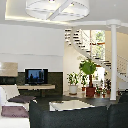 White House فيلة
